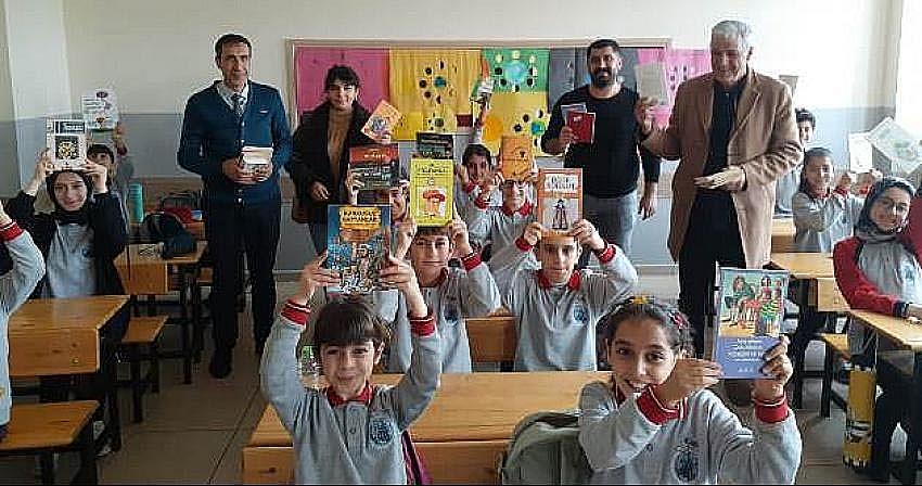 Çocuklara binlerce kitap ulaştırdı