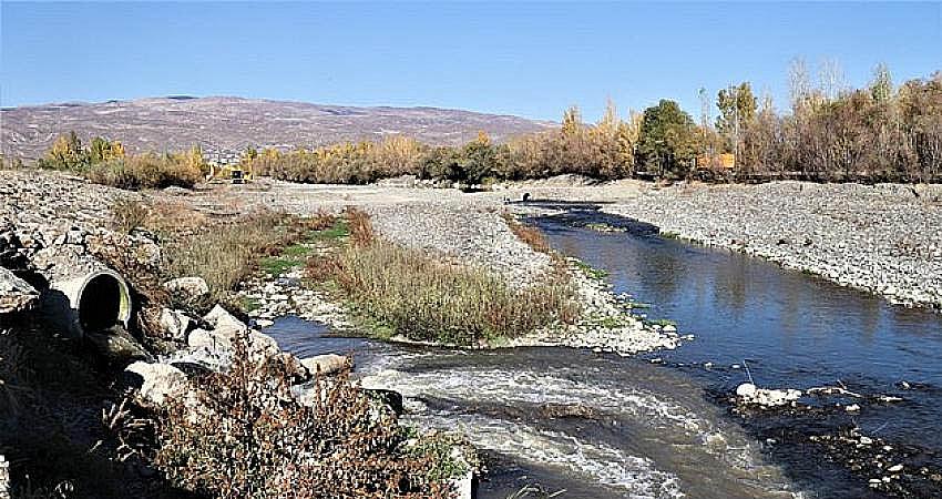 Kanalizasyon suyu dere suyuna karışıyor